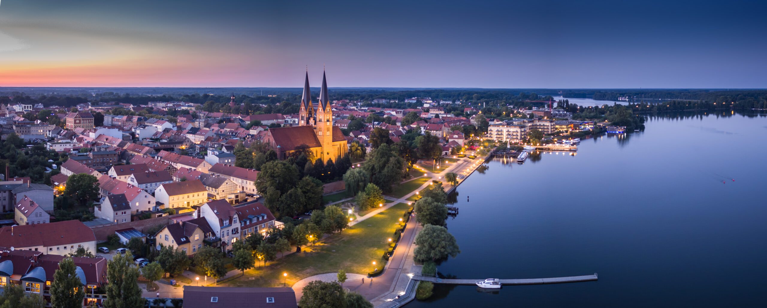 Neuruppin bei Nacht - Blick auf die beleuchtete Seepromenade