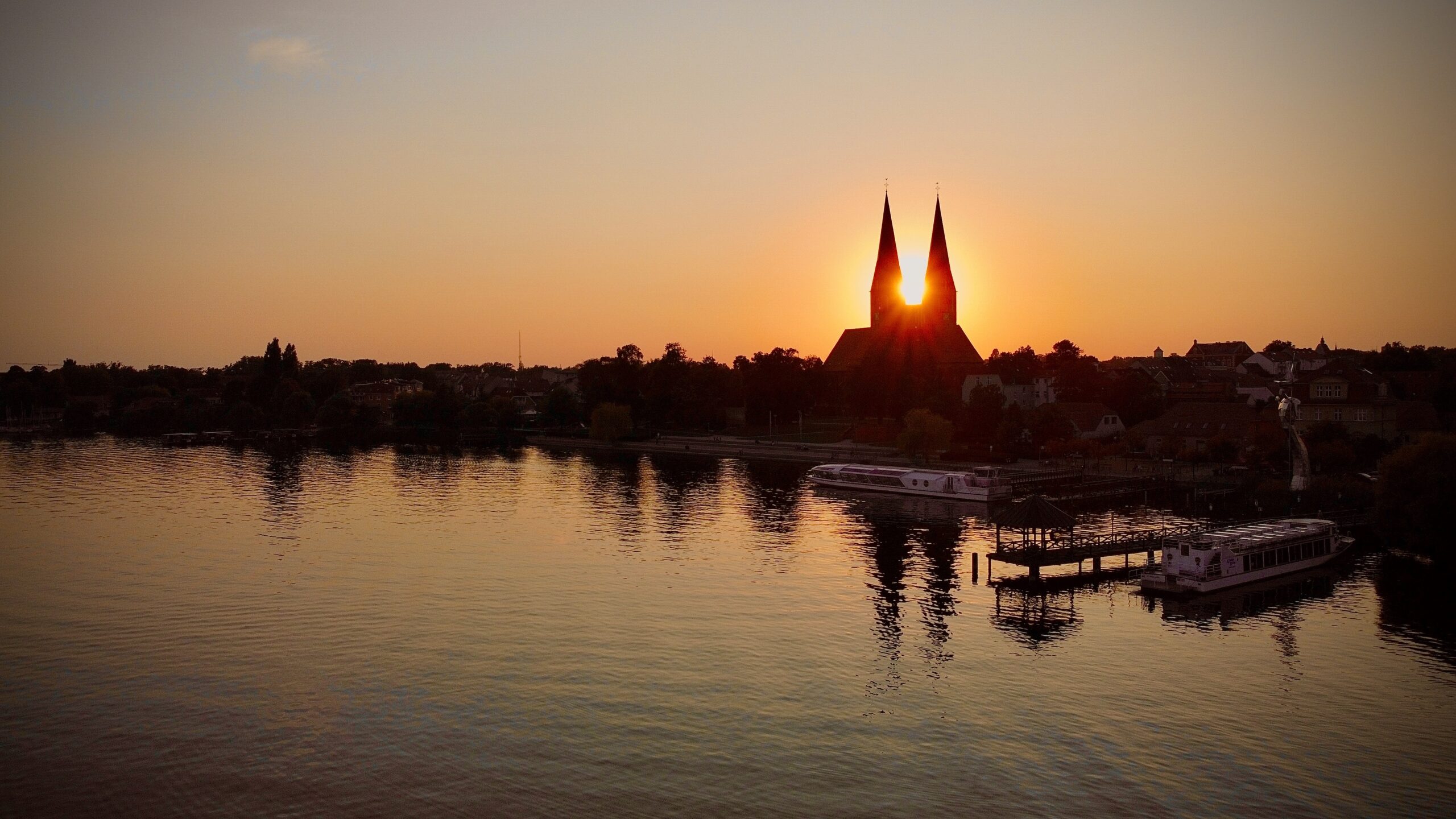 Sonnenuntergang über Neuruppin - Drohnenaufnahme am Ruppiner See