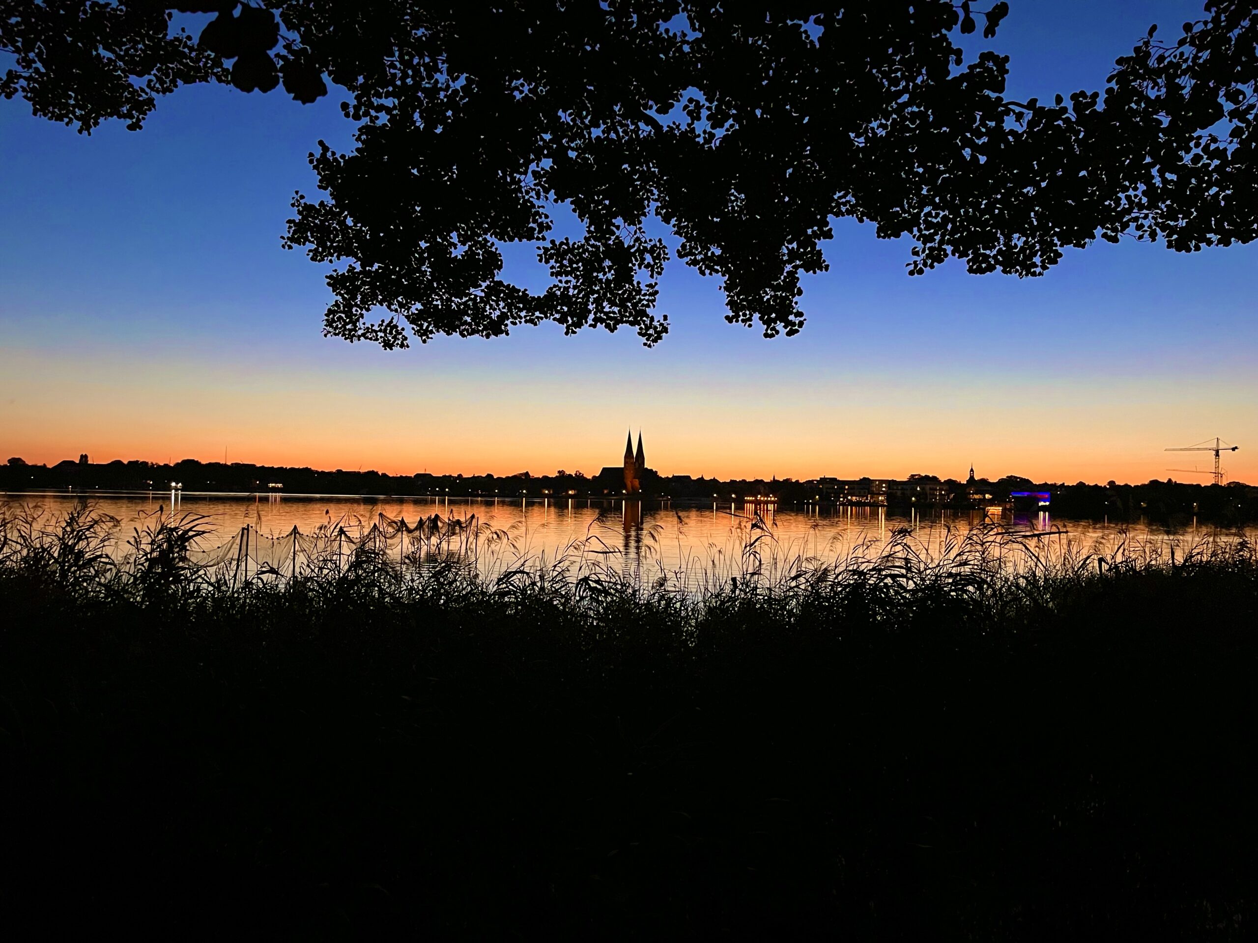 Malerische Uferpromenade am Ruppiner See in Neuruppin