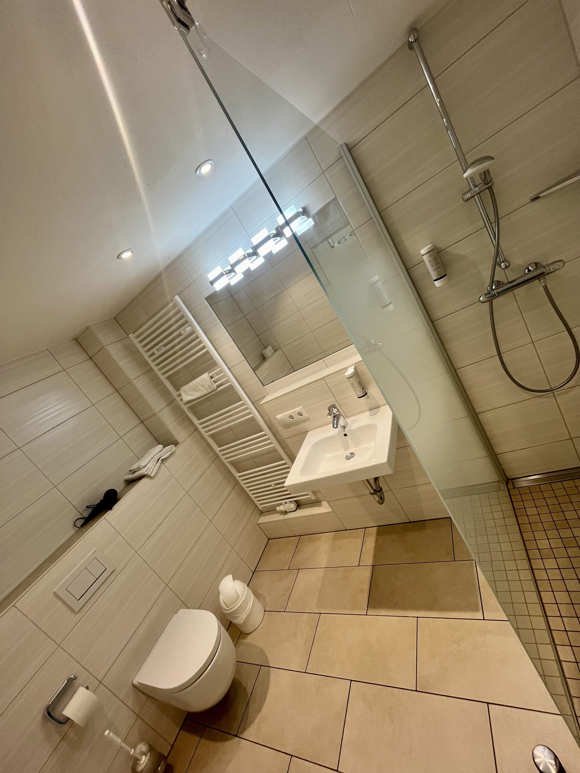 Helles Badezimmer im Zimmer des Hotels Altes Kasino